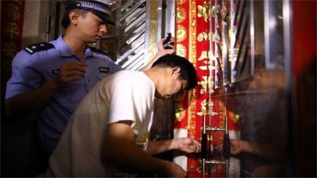 平街乡请开锁师傅开了锁后，师傅
